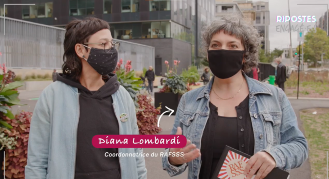Capture-decran-RIPOSTES-29sep2021-FRACA-Montreal Julie Corbeil (TROVEP de Montréal) et Diana Lombardi (RAFSSS) font face au caméra lors du reportage de Ripostes sur l_action du FRACA Montréal "Notre ville, nos droits!"