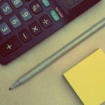 calculatrice, stylo, bloc-notes